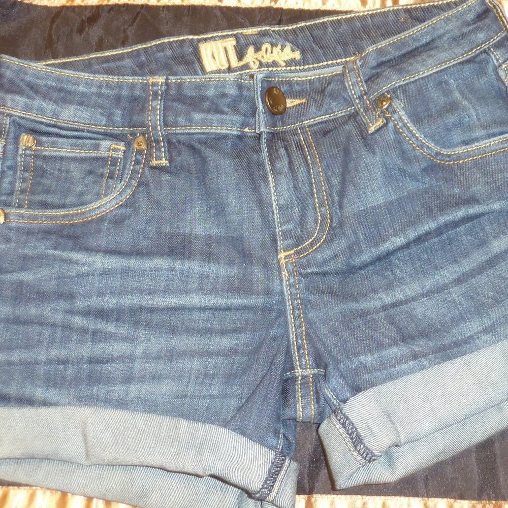 Sale - KUT FROM THE KLOTH  Cute & Sexy Roll Cuff Boyfriend Short. Size 2